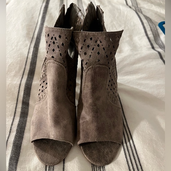 Carlos Santana Chunky Cut Out Heels - Picture 2 of 5